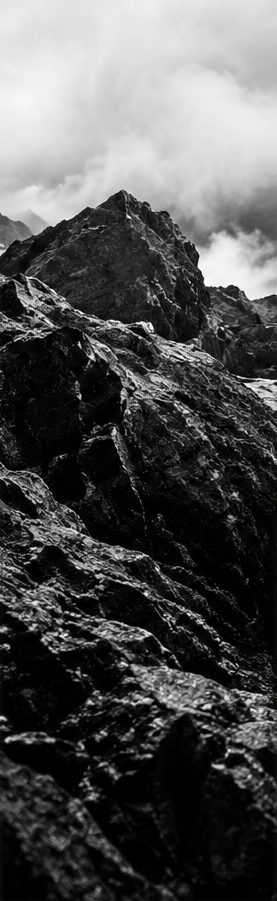Roca volcánica en blanco y negro